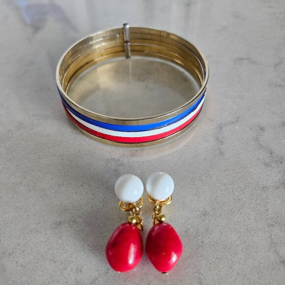 SET OF RED, WHITE, BLU & GOLD BANGLE BRACELETS & CROWN TRIFARI RED BEAD EARRINGS - Picture 4 of 15